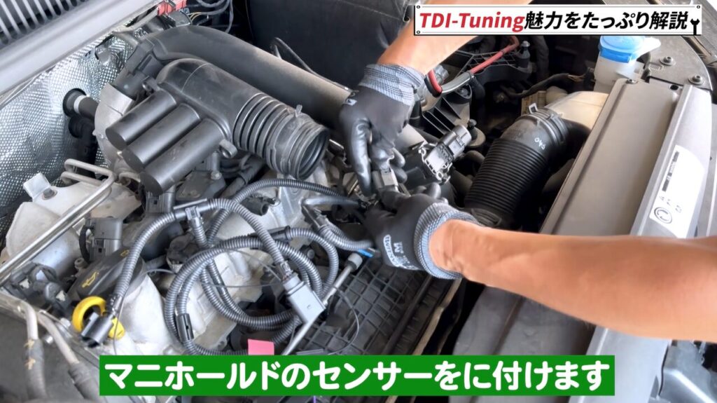 基本はエンジンルーム内のコネクターに割り込ませるだけ。