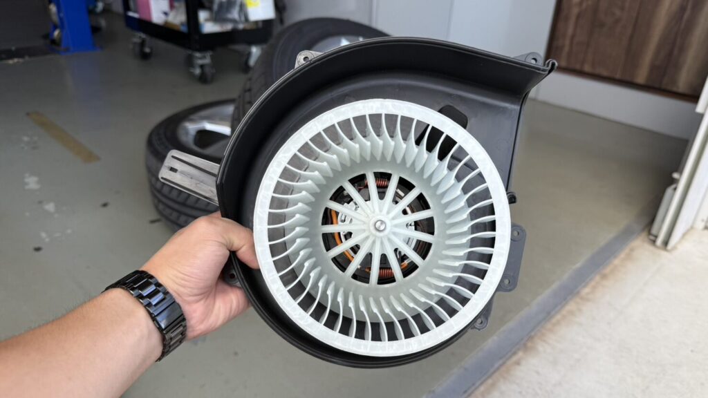 ブロアモーターとは、エアコンシステムの内部に設置されているファンを回転させるための電動モーター