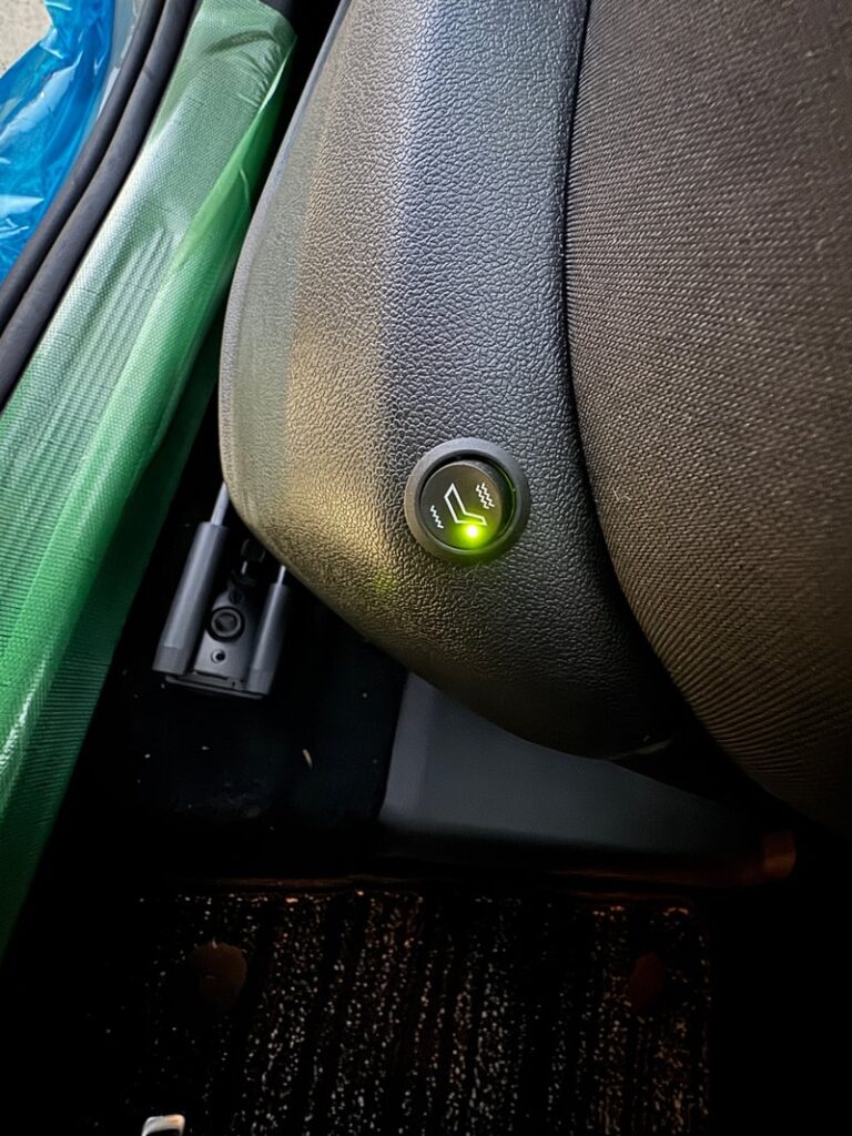 後付けされたシートヒーターは、シンプルながら実用性の高い「二段階制御方式(強・弱)」を採用