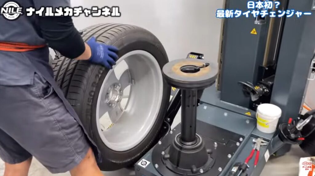 Ravaglioliのチェンジャーでは、まずホイールをサイドリフトに乗せて持ち上げます。