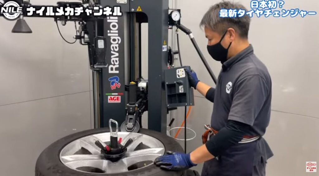 制御されたトルクでタイヤが外れていきます。