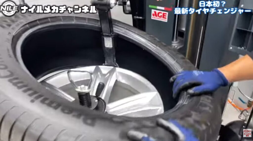 Ravaglioliでは、補助アームがビードを押さえながらスムーズに挿入をサポート。