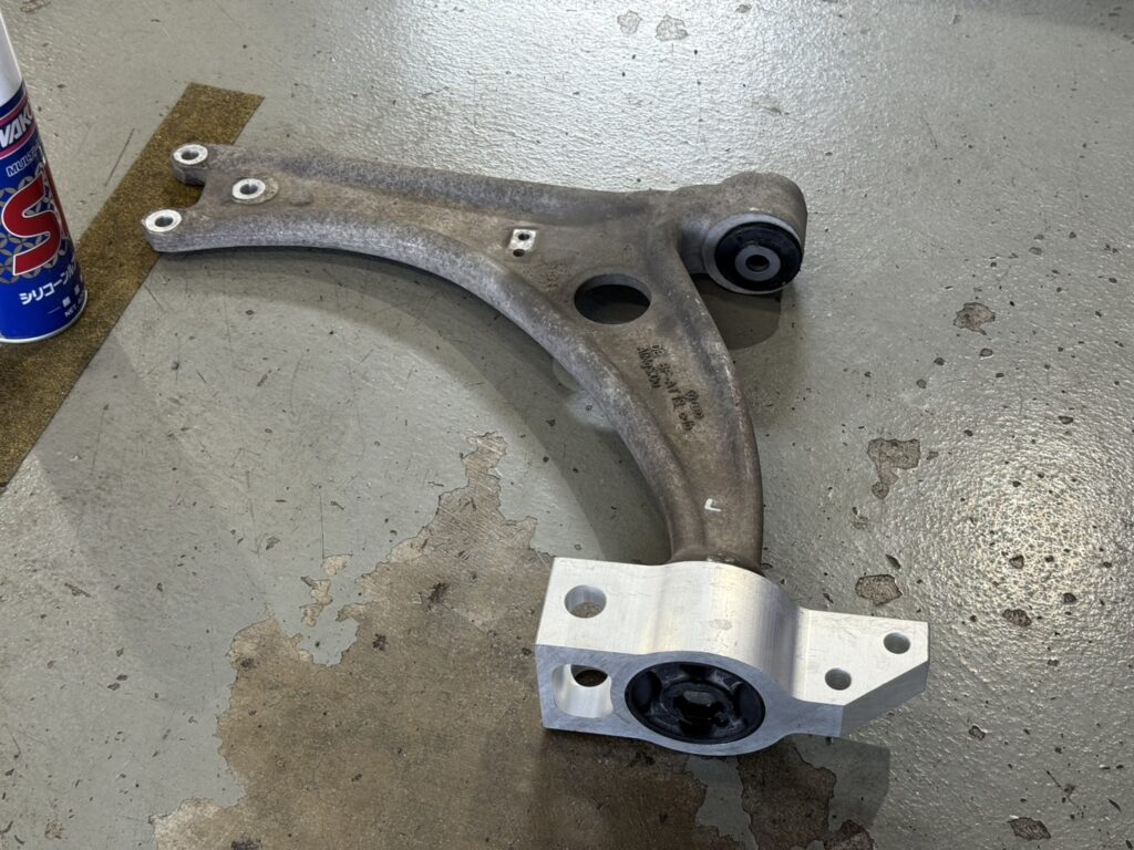 ロアアームブッシュ
